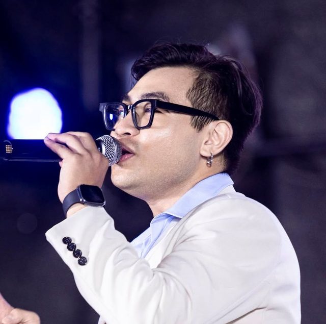 Nam ca sĩ Luna Band biểu diễn